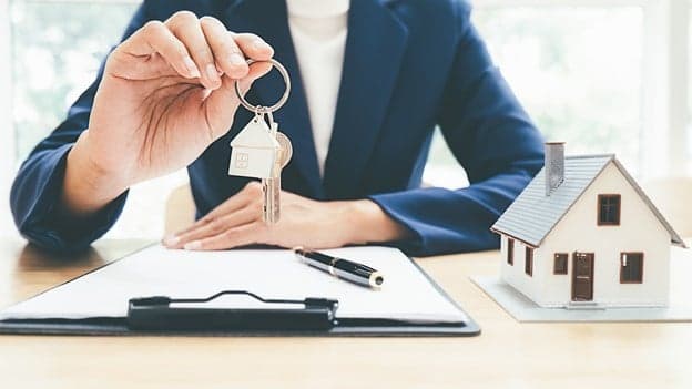 Real Estate Agent or REALTOR®: What’s the Difference?
