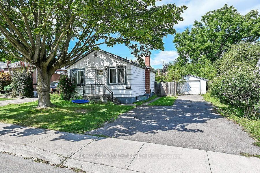 576 Rosseau Road