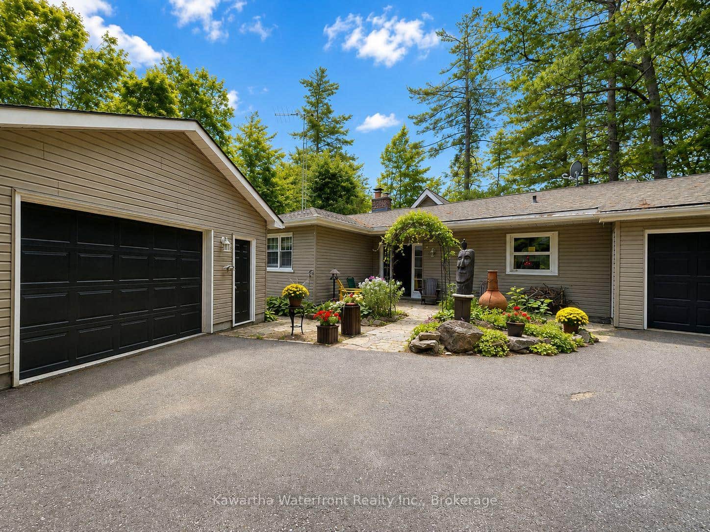 Drive up Detatched & Attached garage and couryard