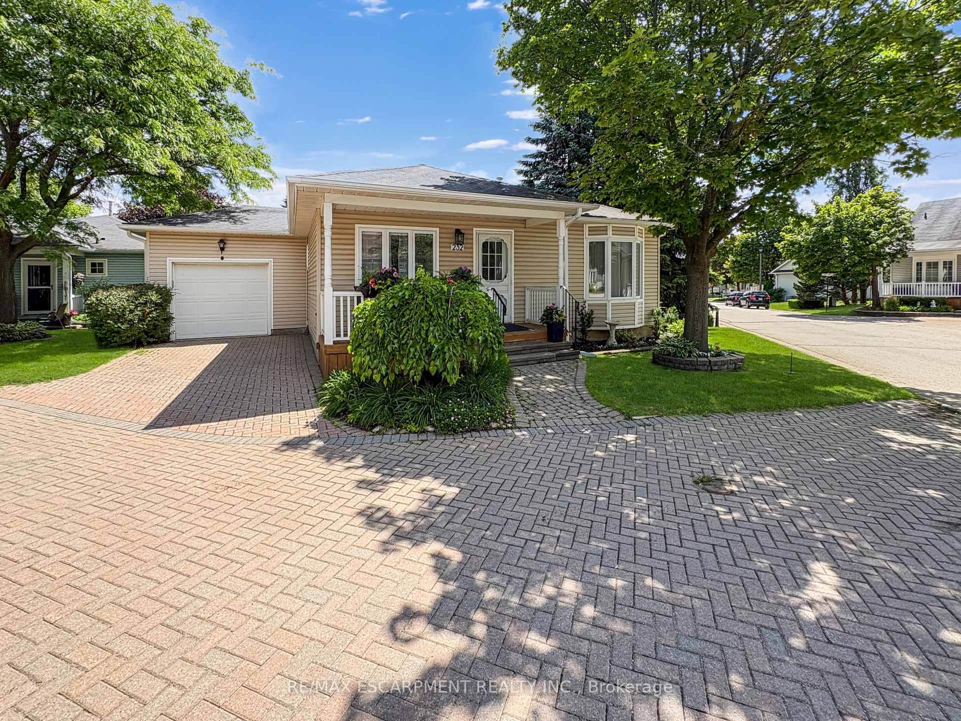 232 Silverbirch Boulevard