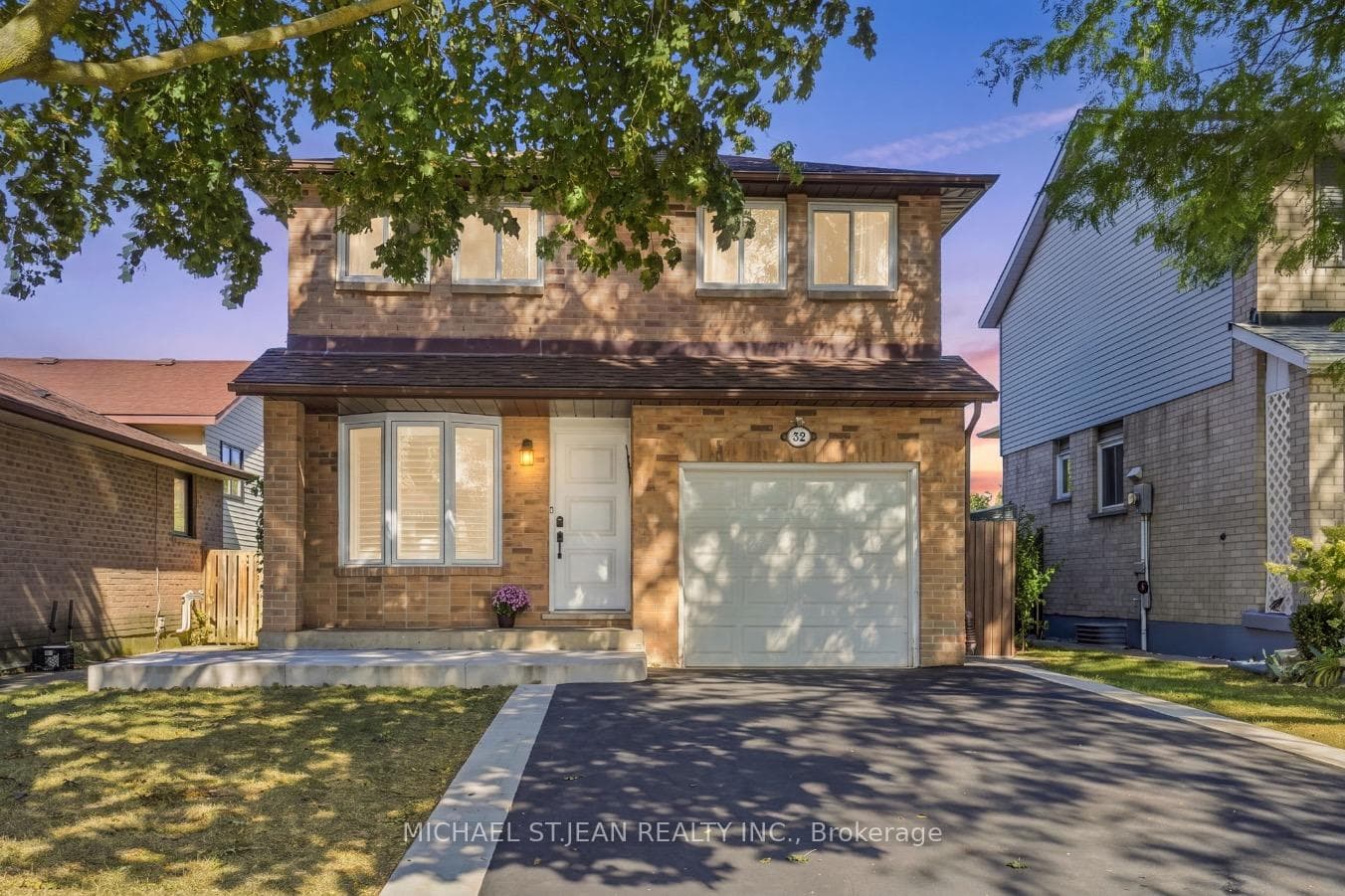 32 Twinoaks Crescent