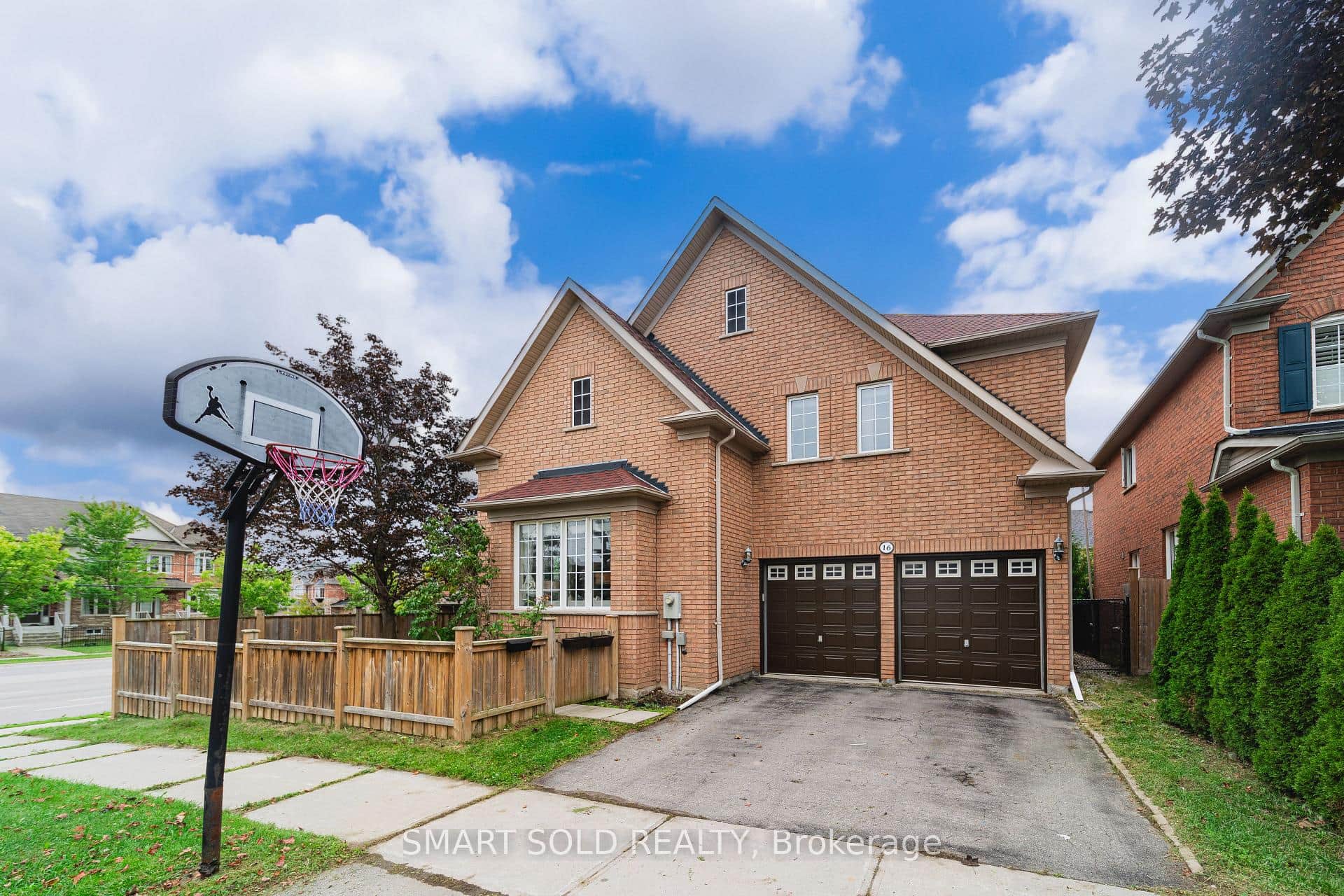16 Courtney Crescent