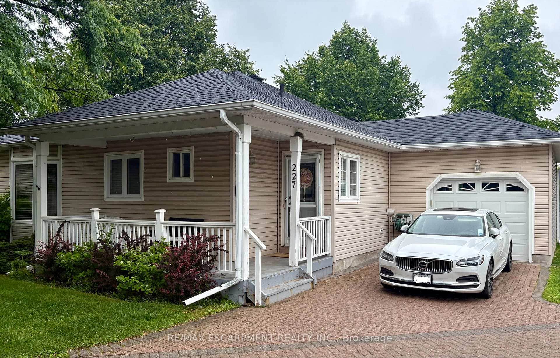 227 Silverbirch Boulevard