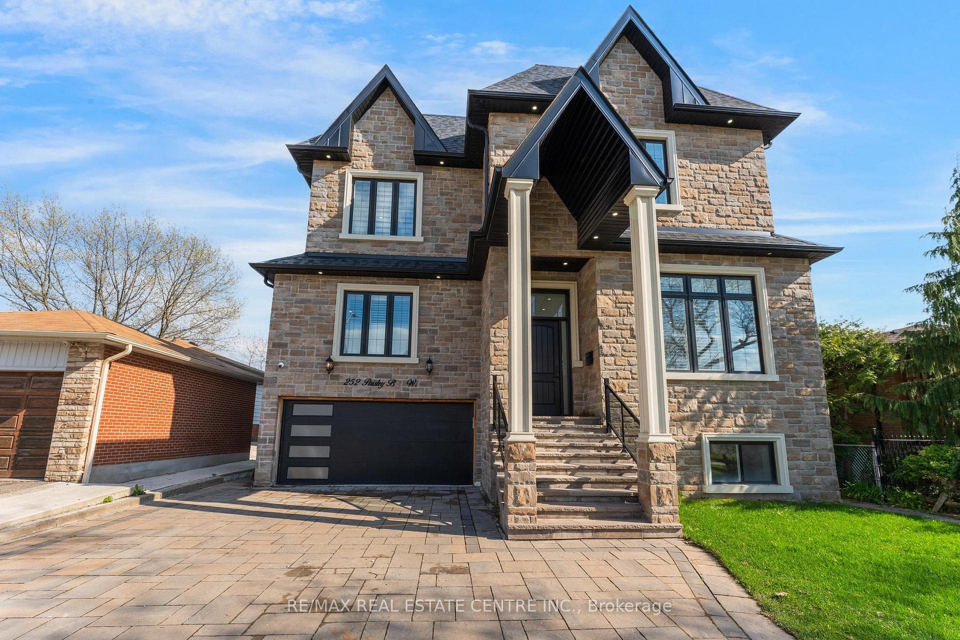 252 Paisley Boulevard