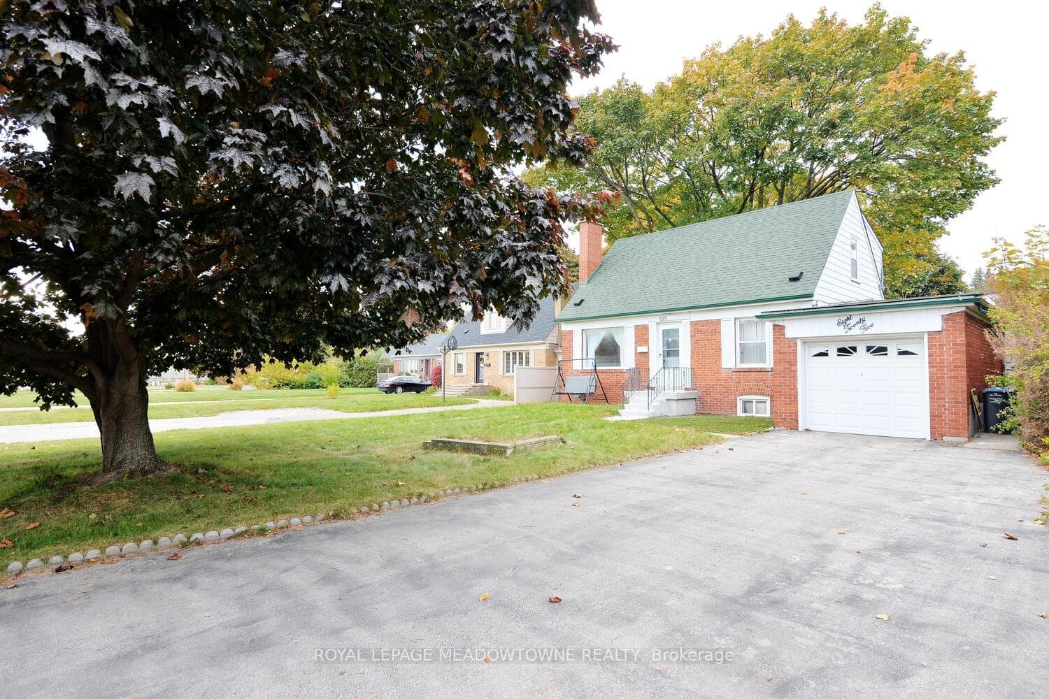 825 North Service Road