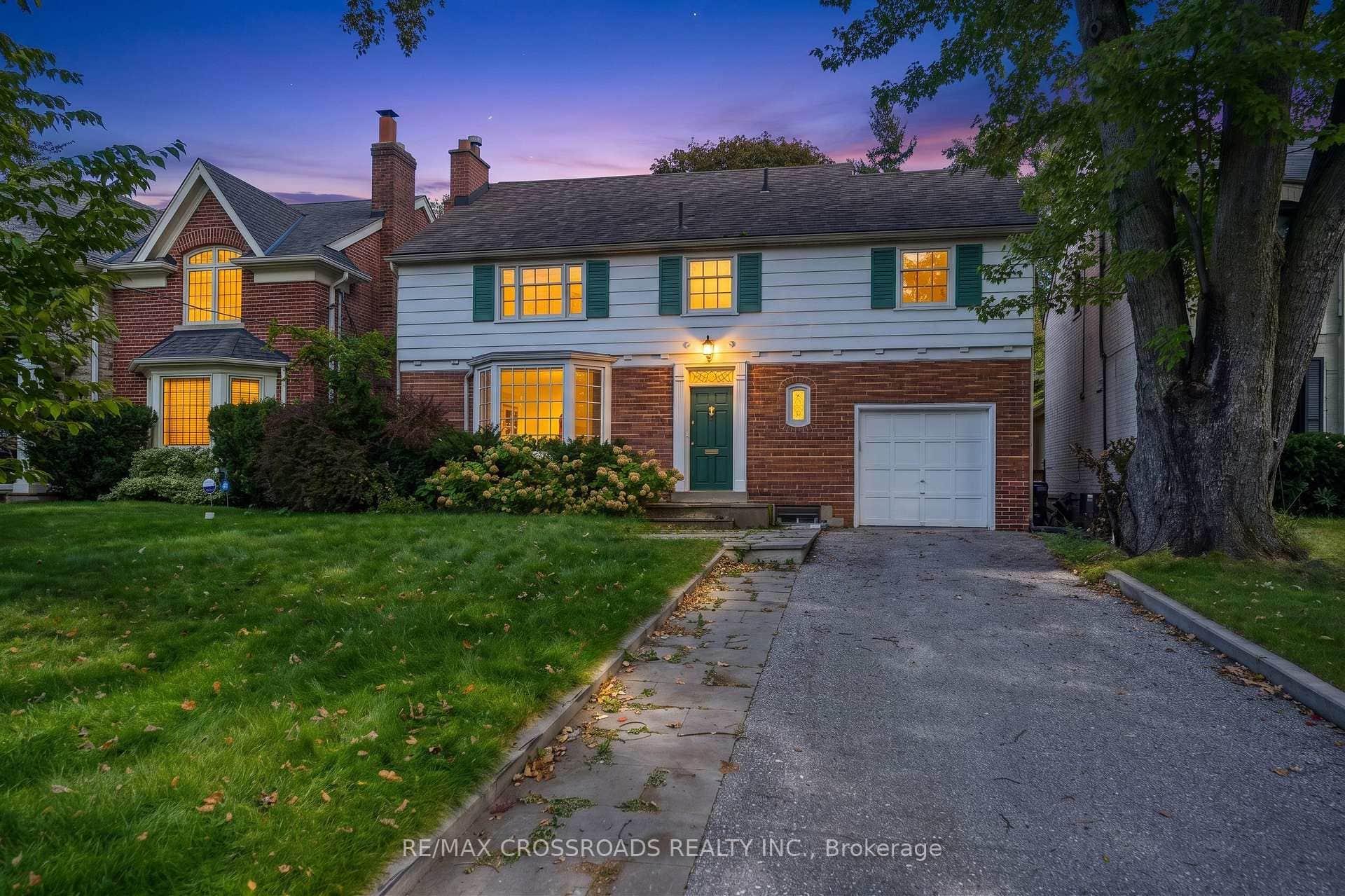Great Location! Triple Car Driveway