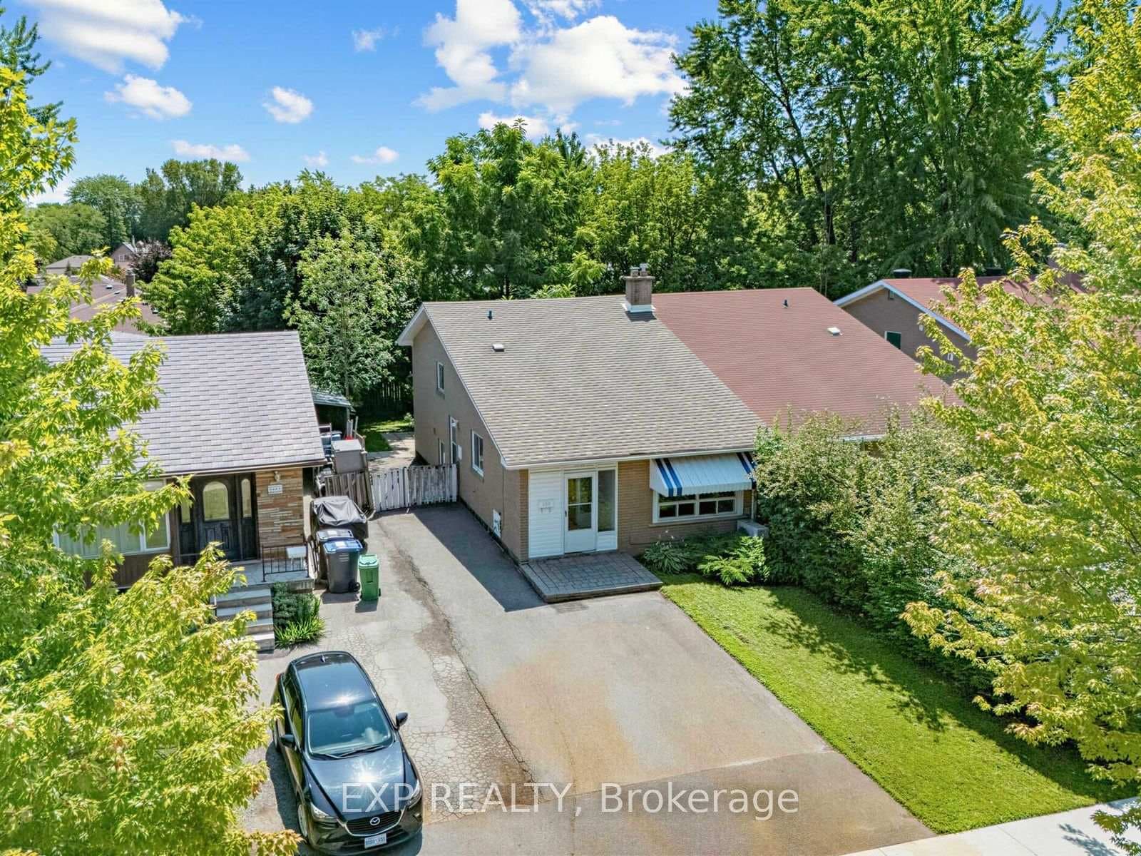 1586 Sandgate Crescent