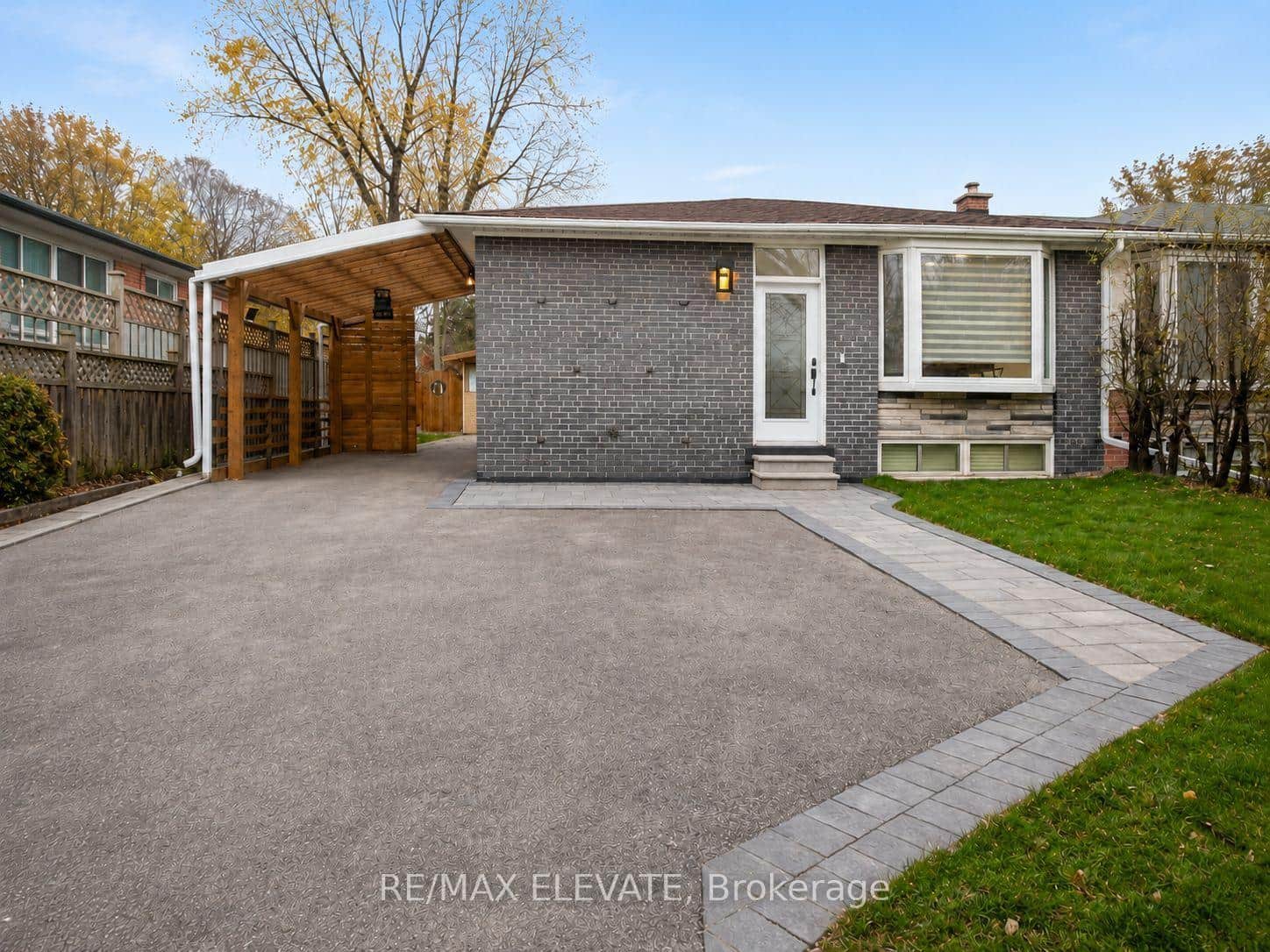 302 Demaine Crescent