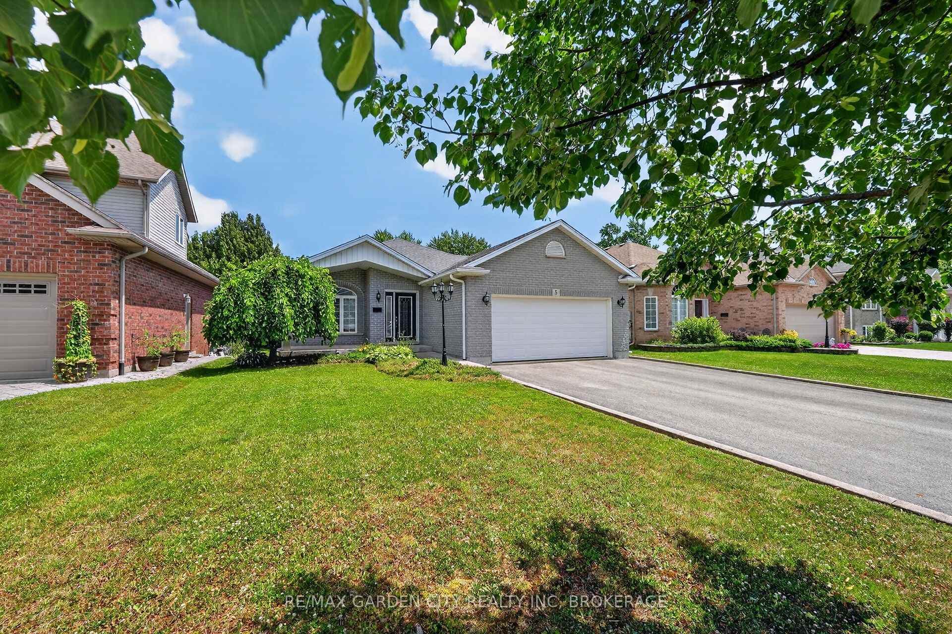 5 Green Pointe Drive