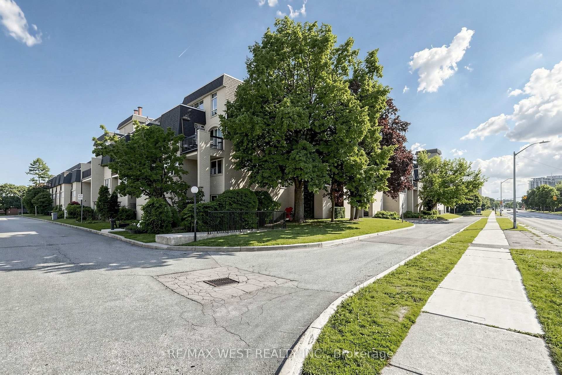 1624 Bloor Street Unit 105
