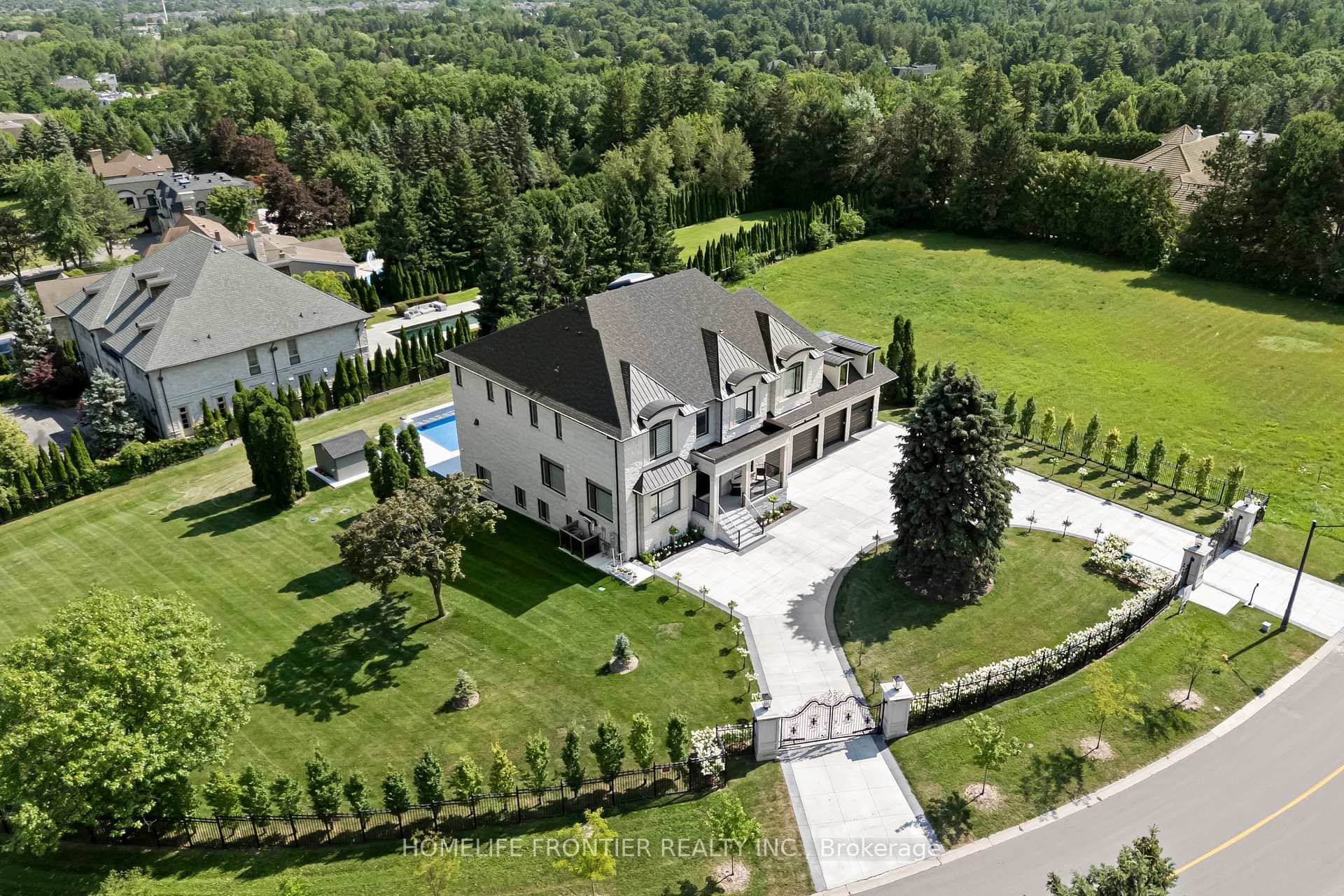 731 Woodland Acres Crescent