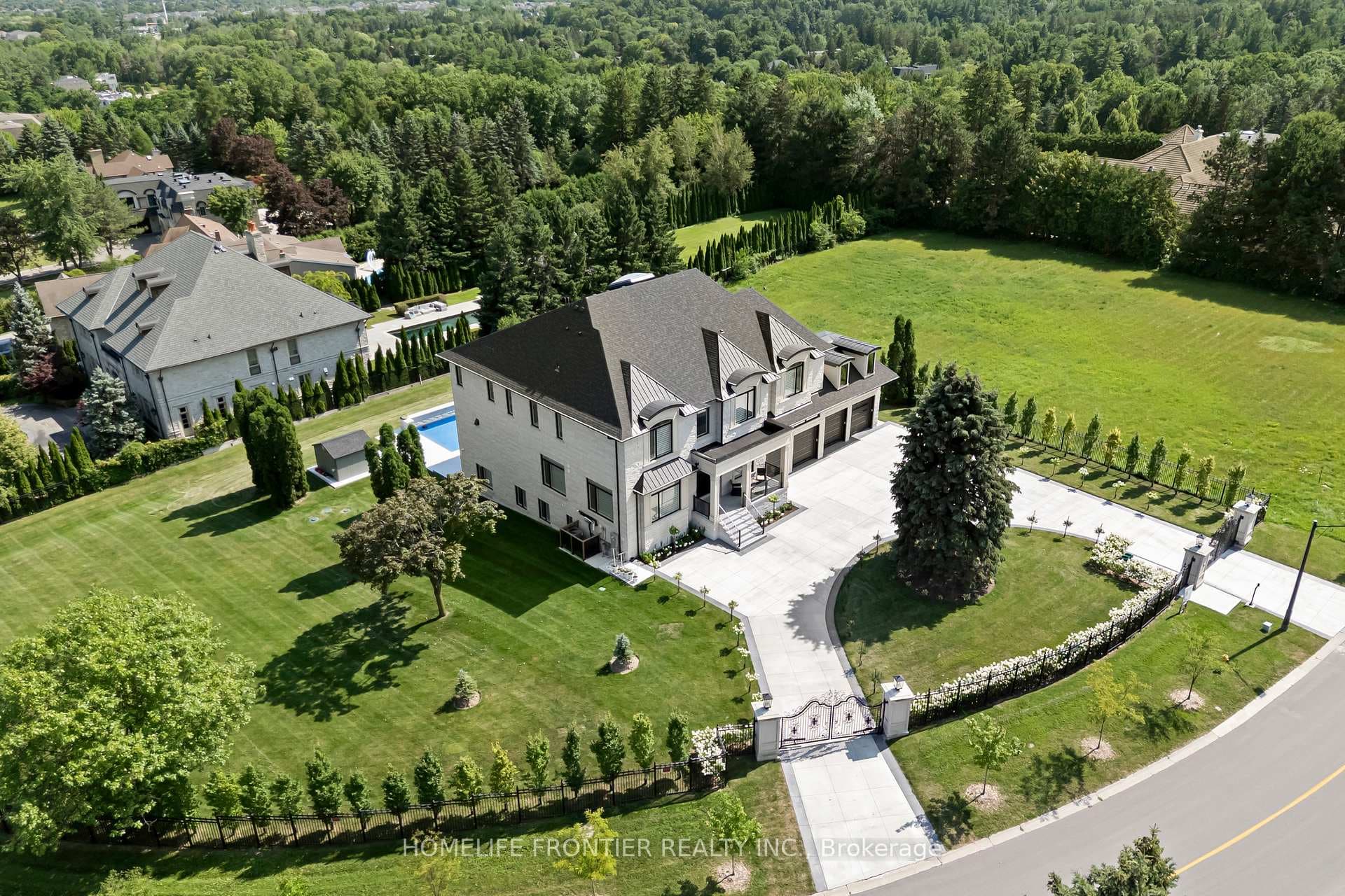 731 Woodland Acres Crescent