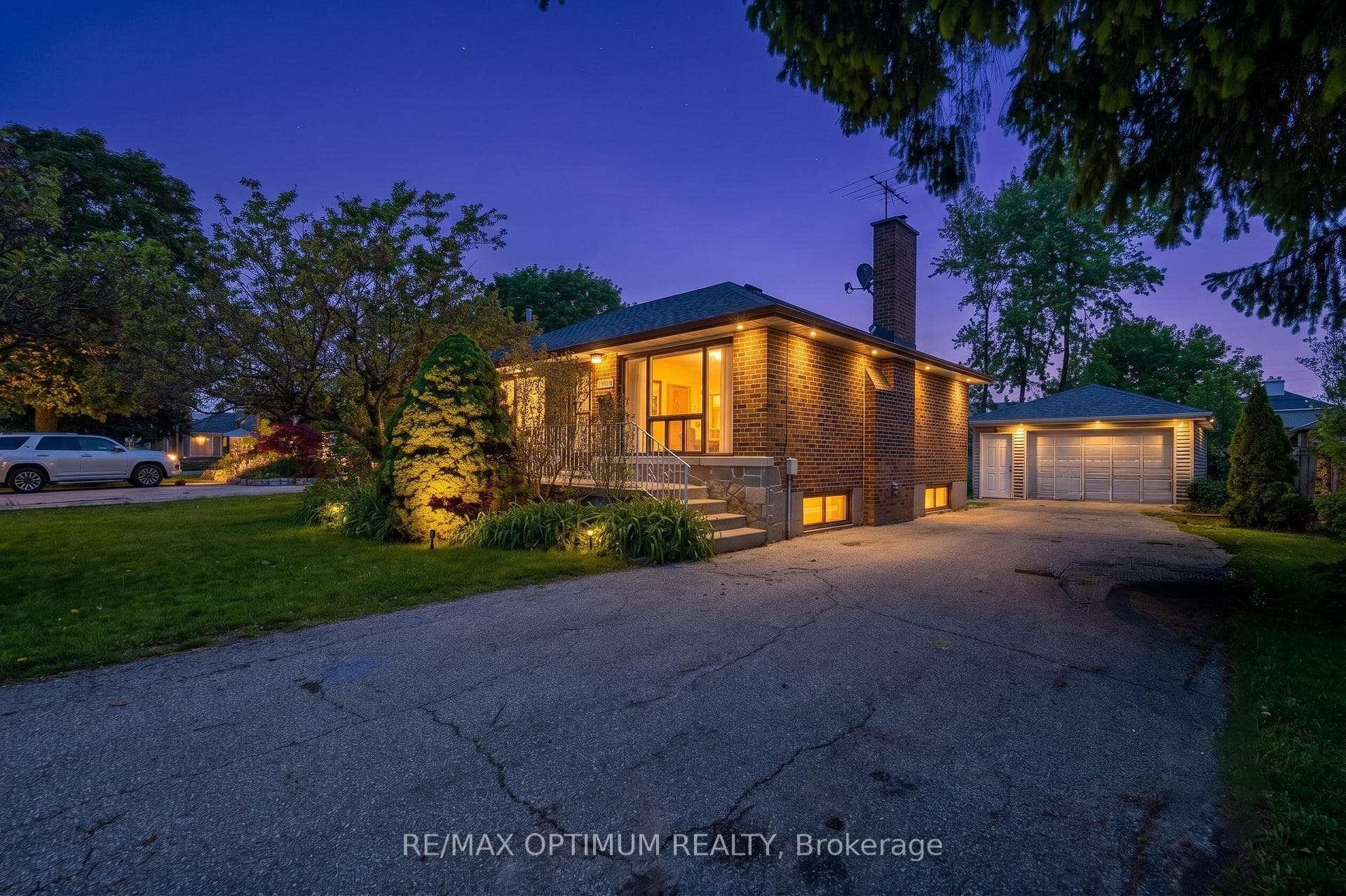 1747 Coram Crescent