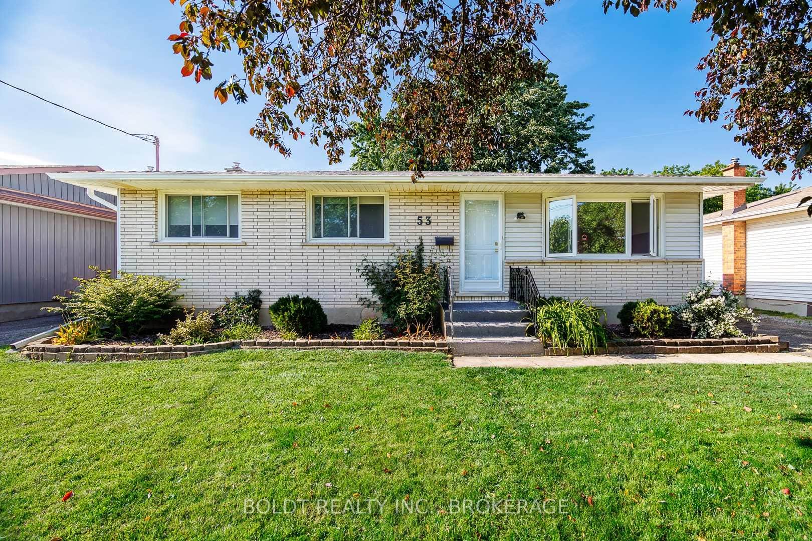 53 HUNTLEY Crescent