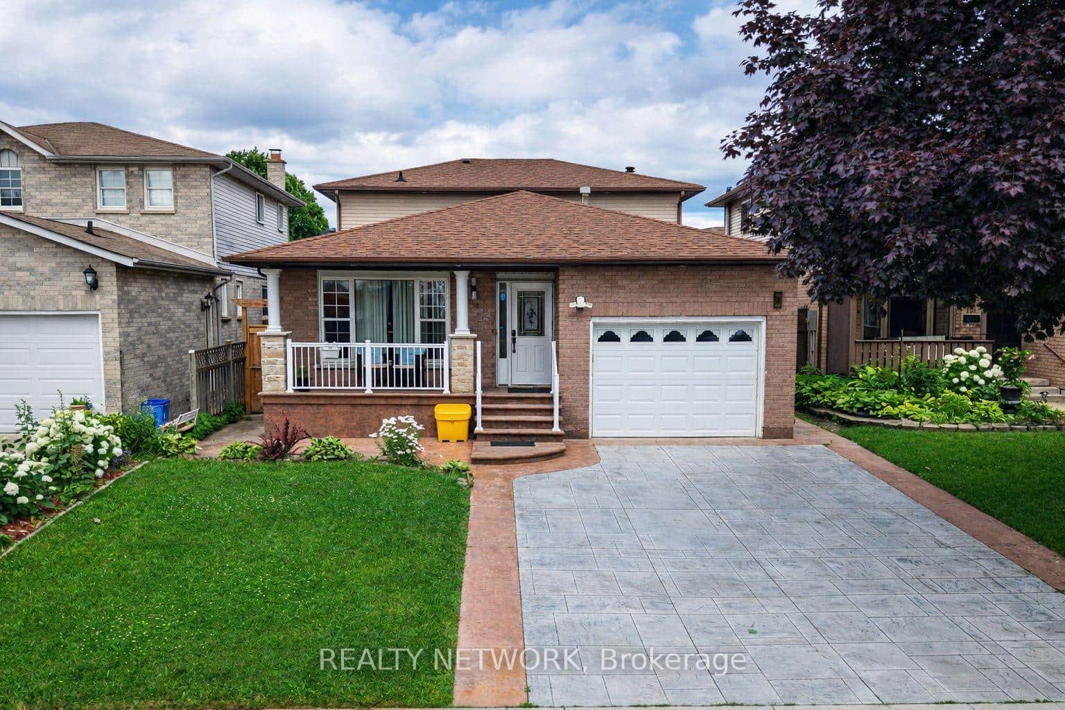 214 Merrilee Crescent