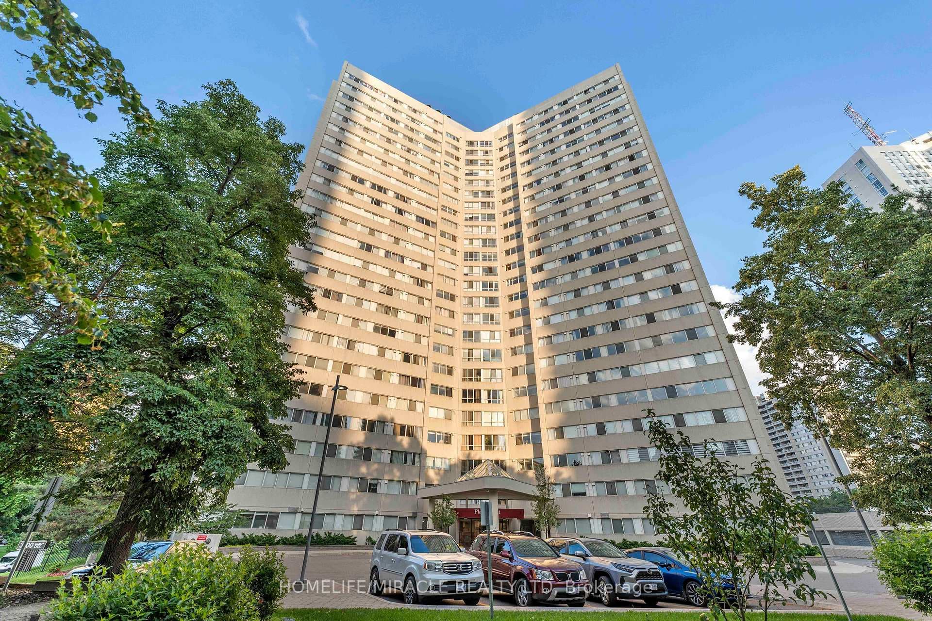 3700 Kaneff Crescent Unit 202