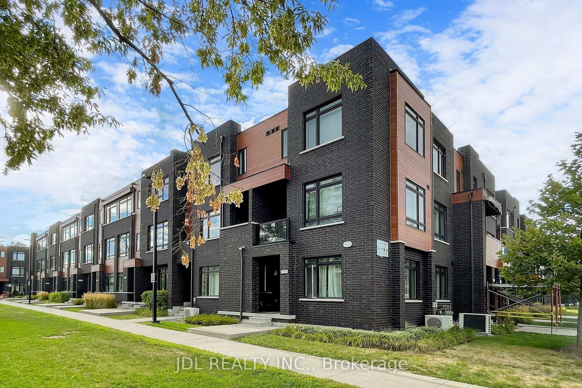 370 Red Maple Road Unit 112