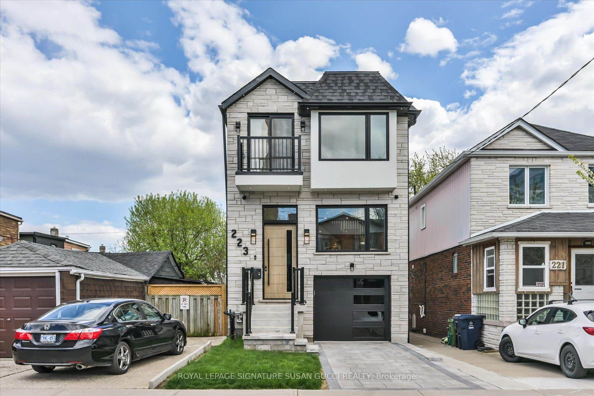 Timeless classic design- private drive + garage