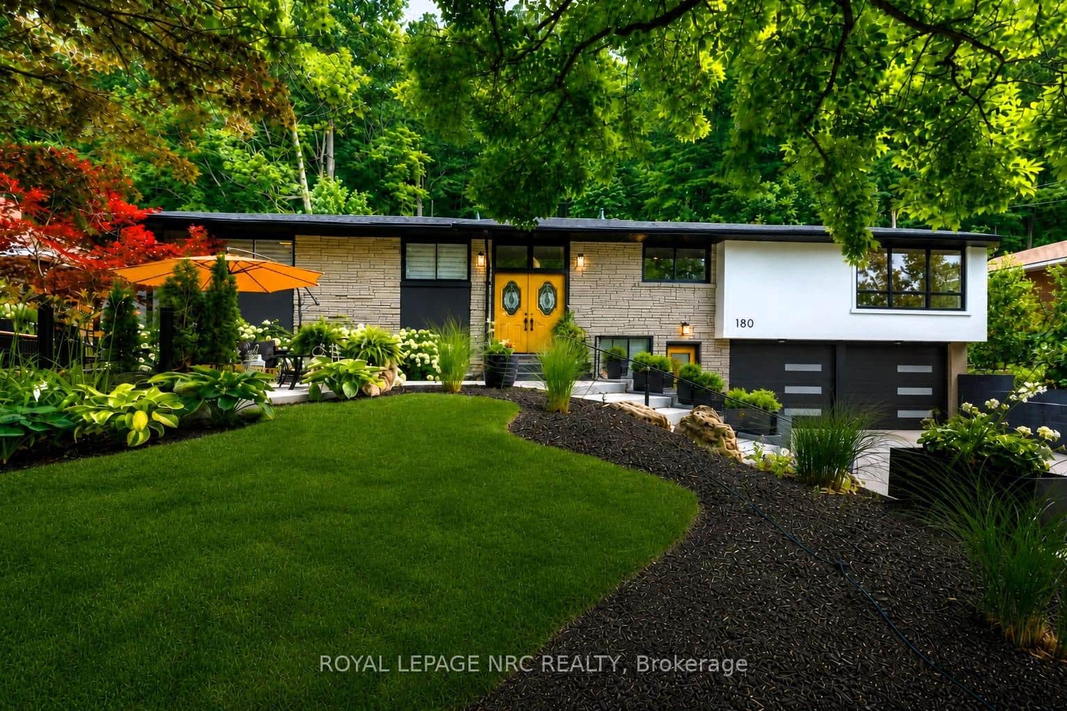 90'x150' Lot Nestled Into The Escarpment