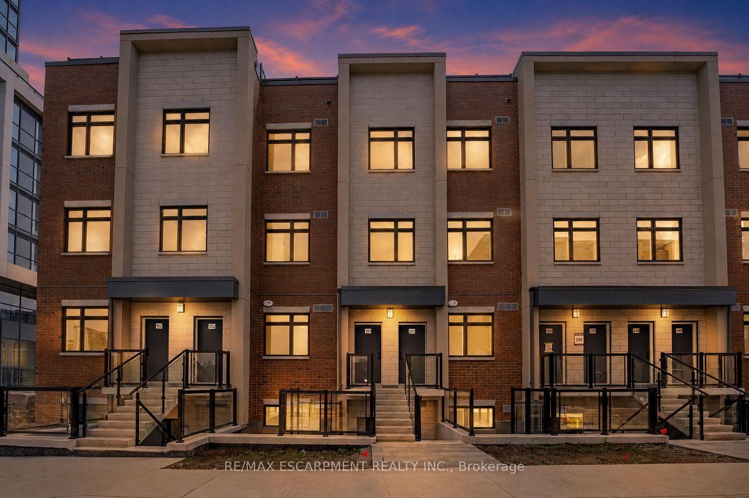 1075 Douglas McCurdy Common Unit 251