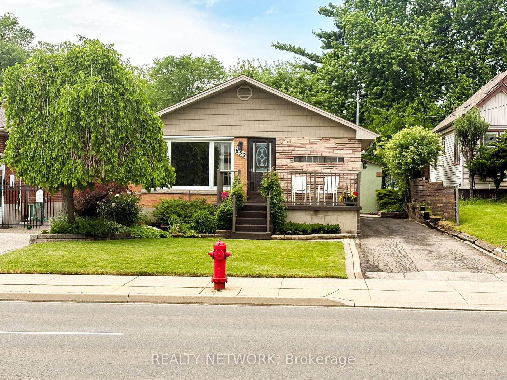 652 Upper Wentworth Street