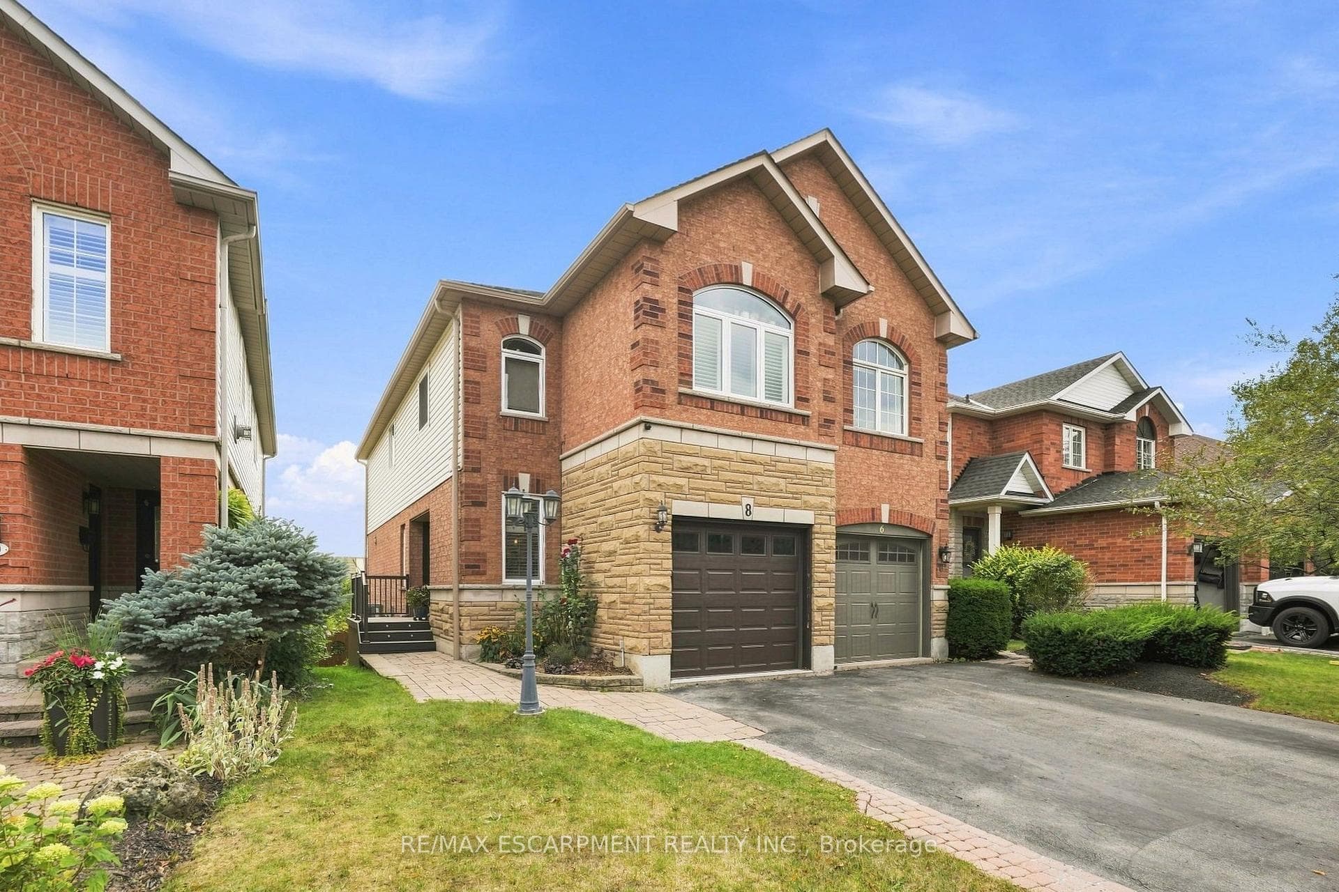 8 SLATER Court