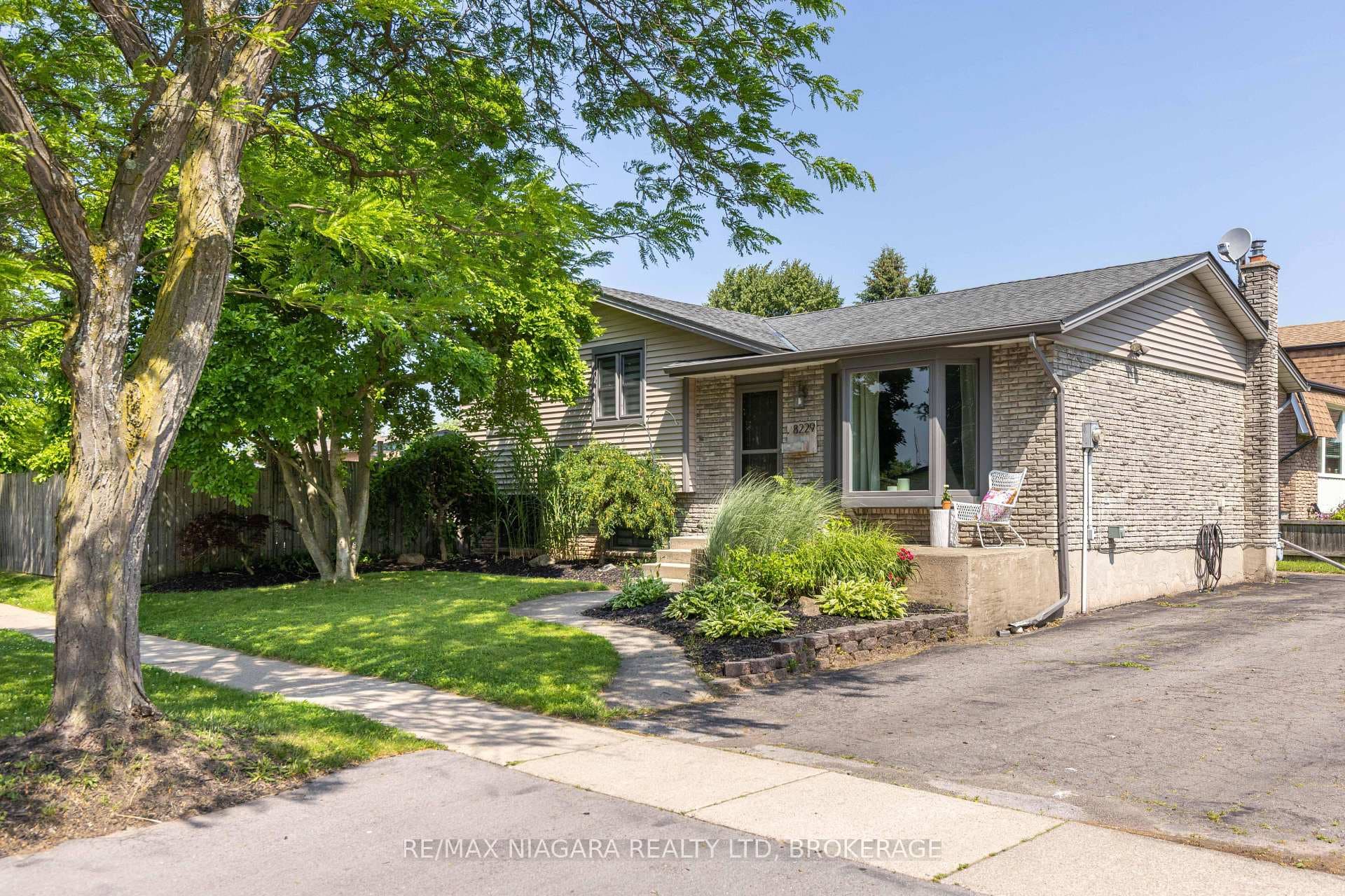 8229 Rideau Street