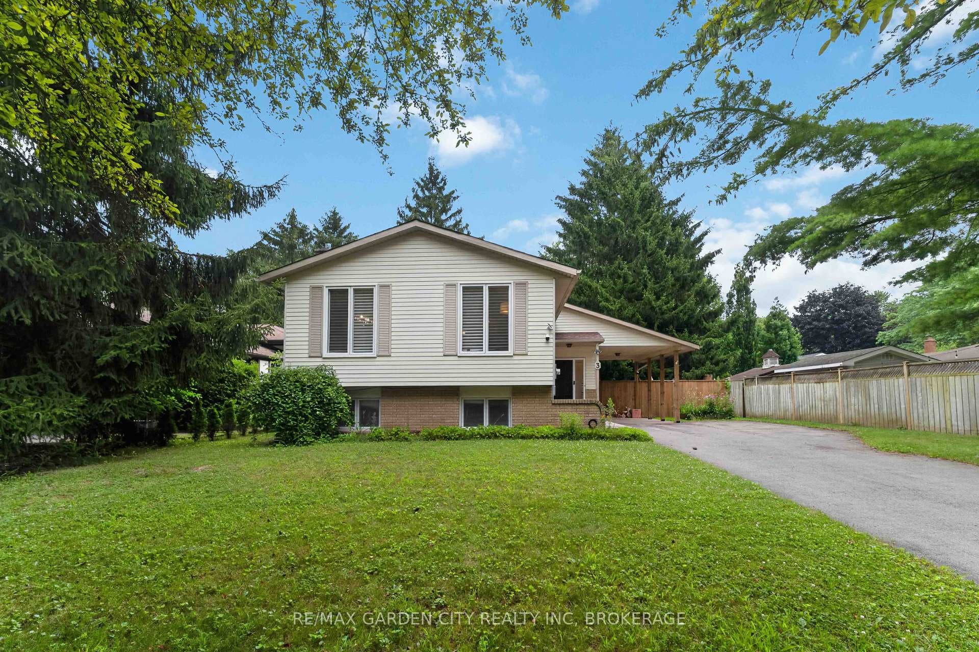 3 FALLINGBROOK Drive
