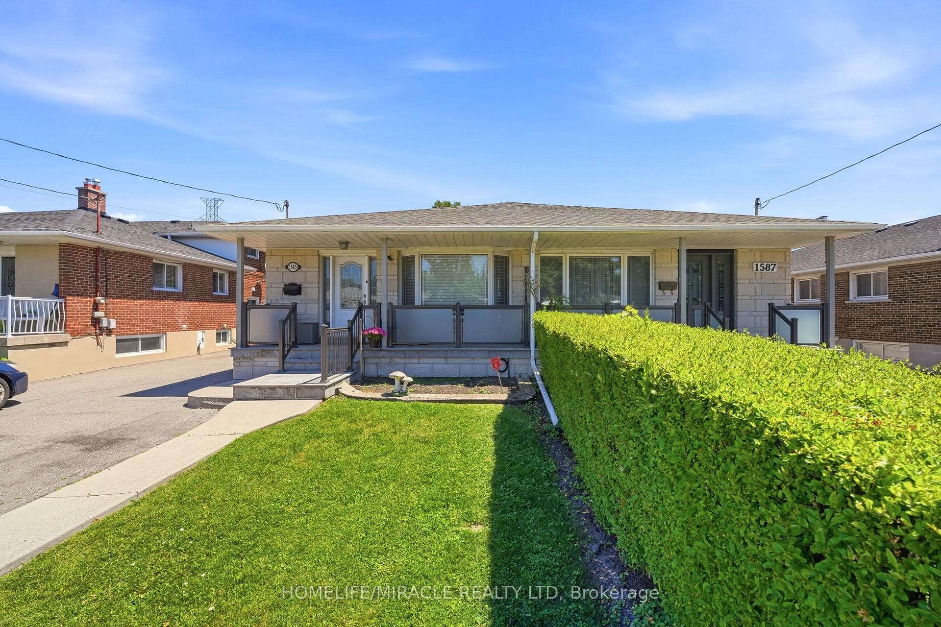 1585 Coram Crescent