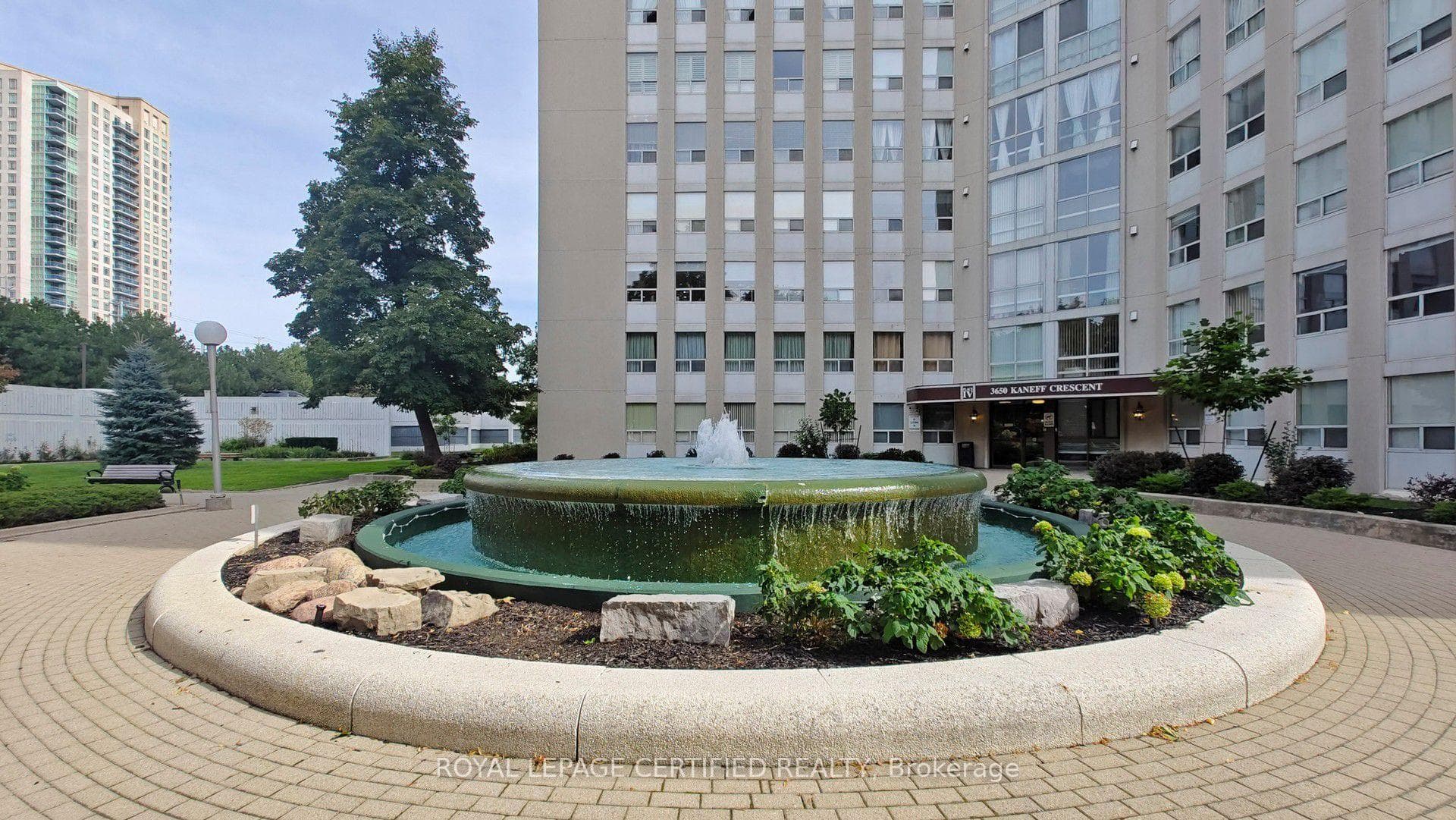 3650 Kaneff Crescent Unit 802