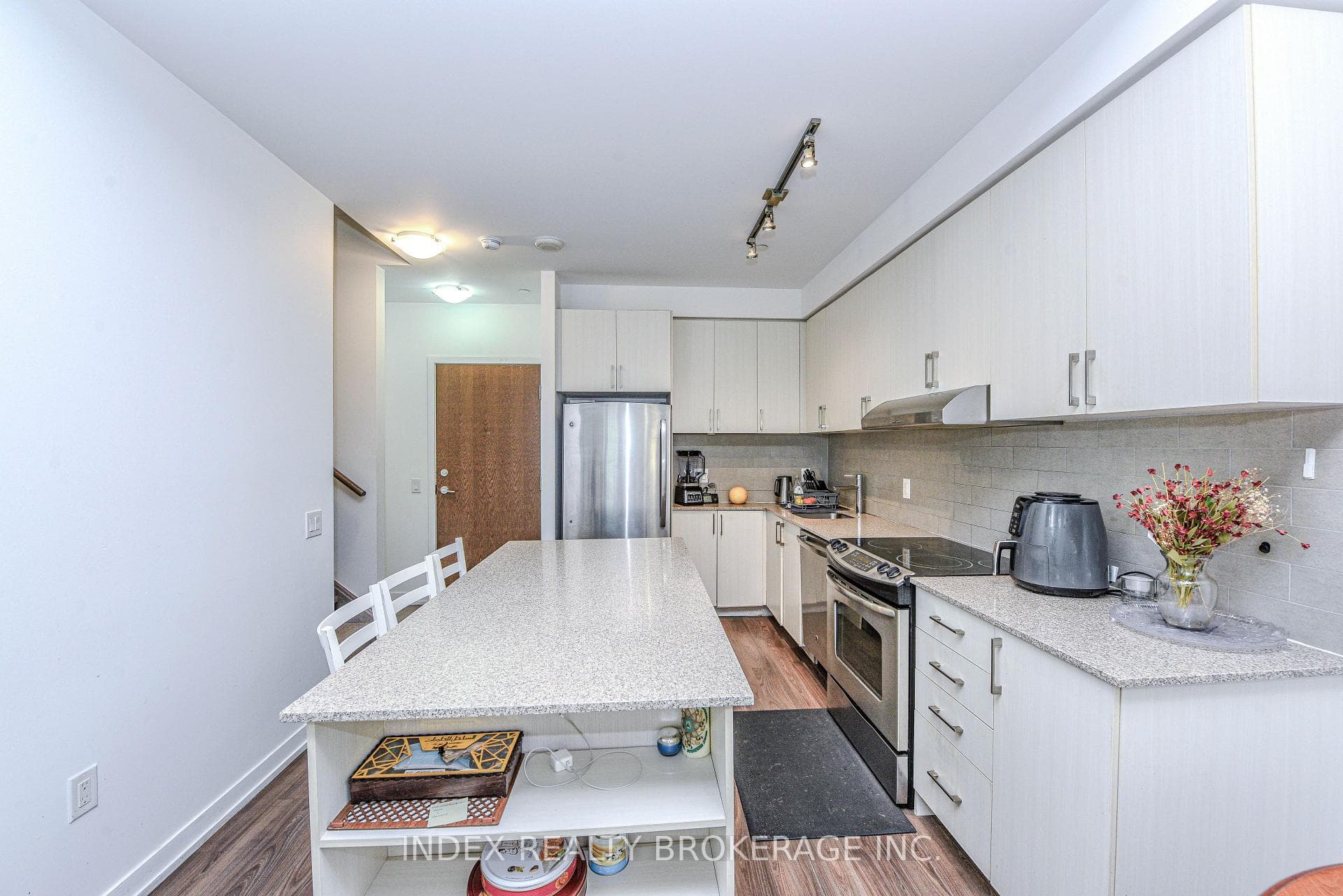 2560 Eglinton Avenue Unit 103