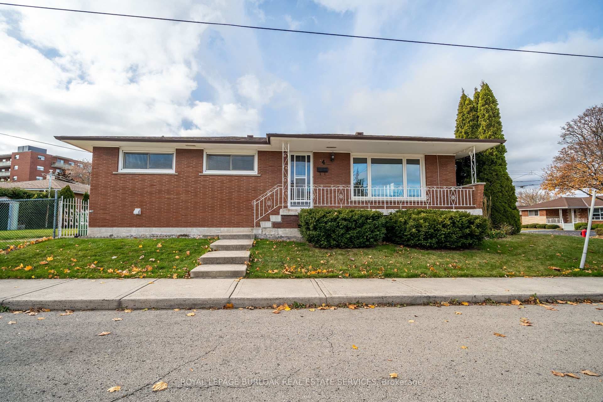 4 STARLIGHT Court Unit Upper
