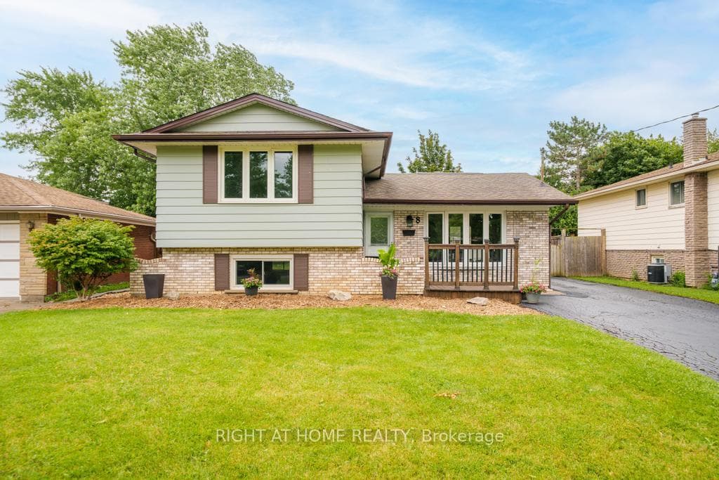 8 Acadia Crescent