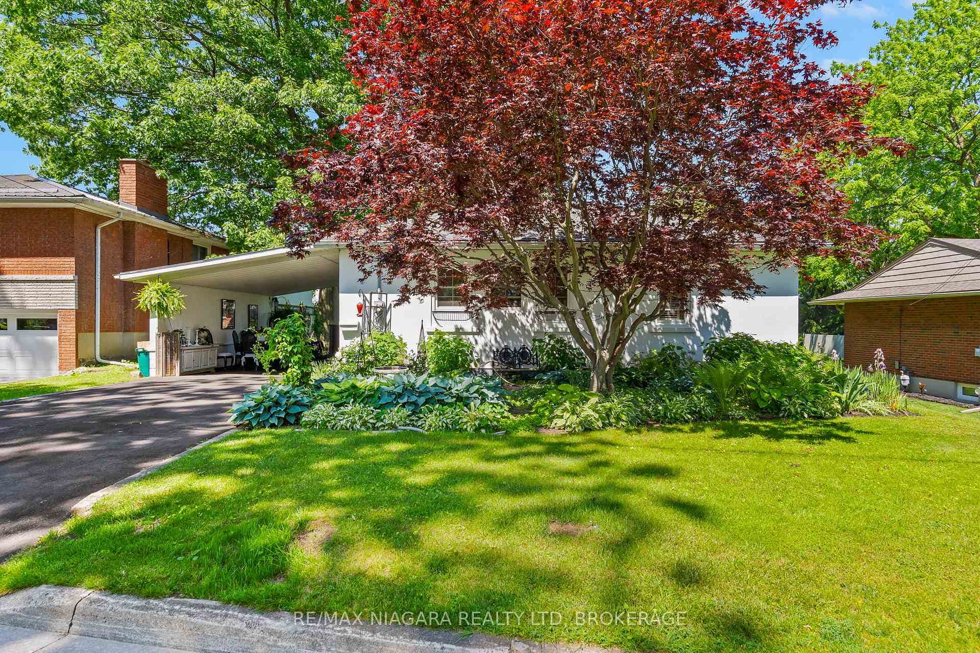48 Oakridge Crescent