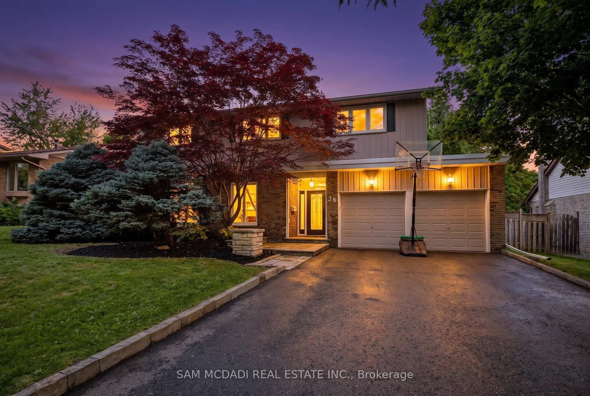 38 Kenninghall Boulevard