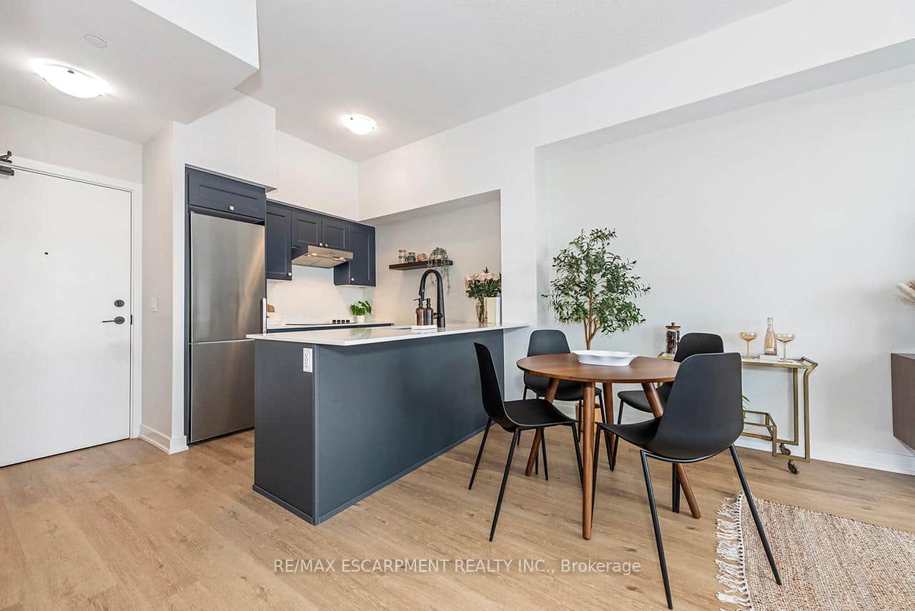 600 North Service Road Unit 606