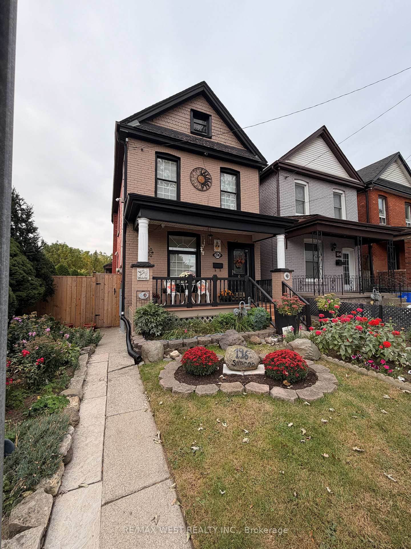 196 Simcoe Street