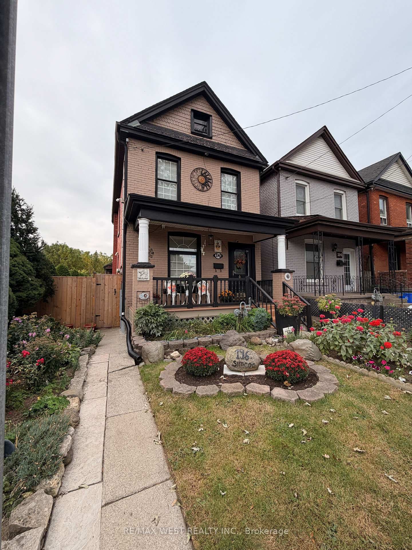 196 Simcoe Street