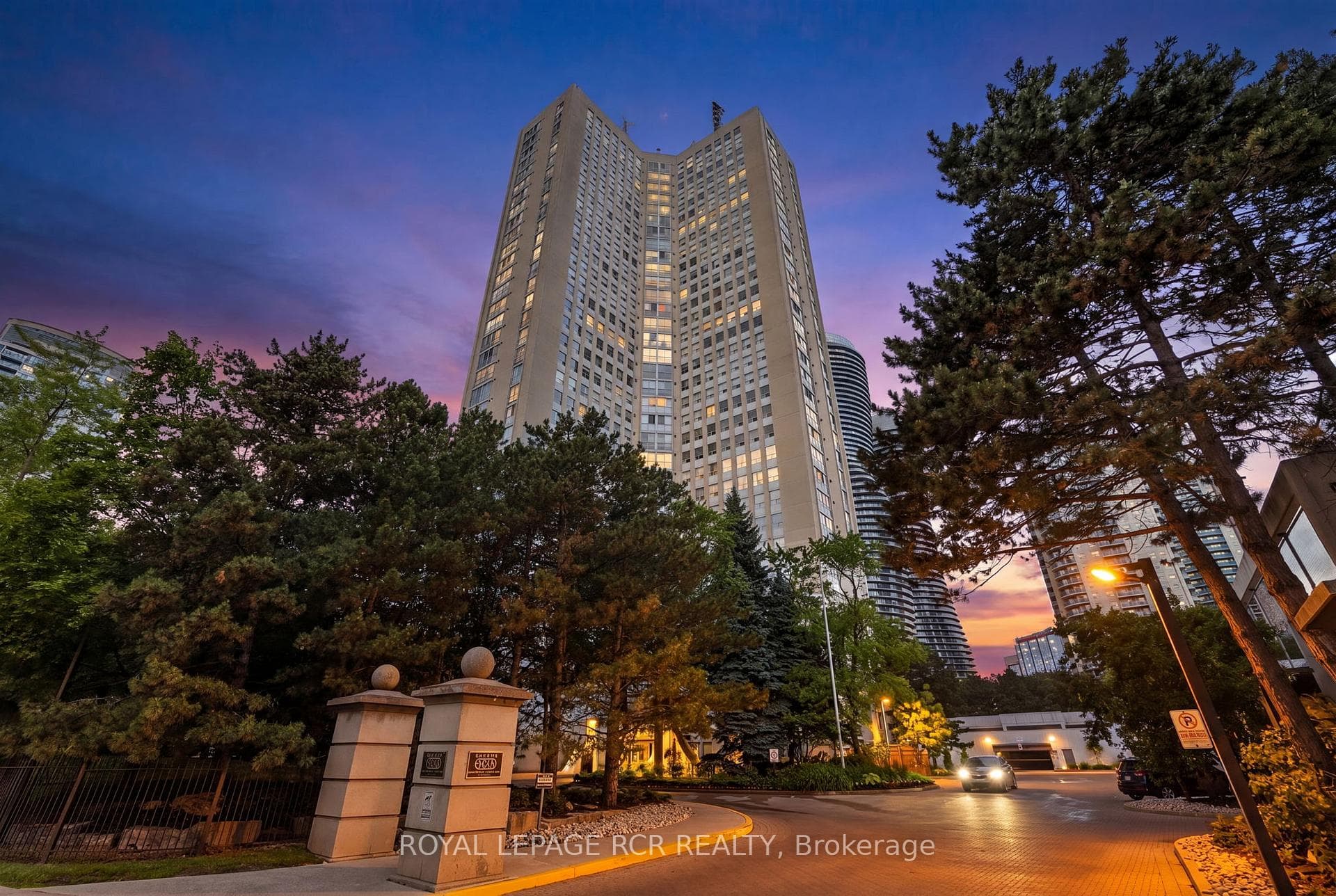 3650 Kaneff Crescent Unit 303