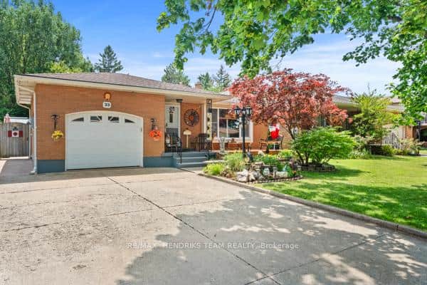 33 Meadowbrook Crescent
