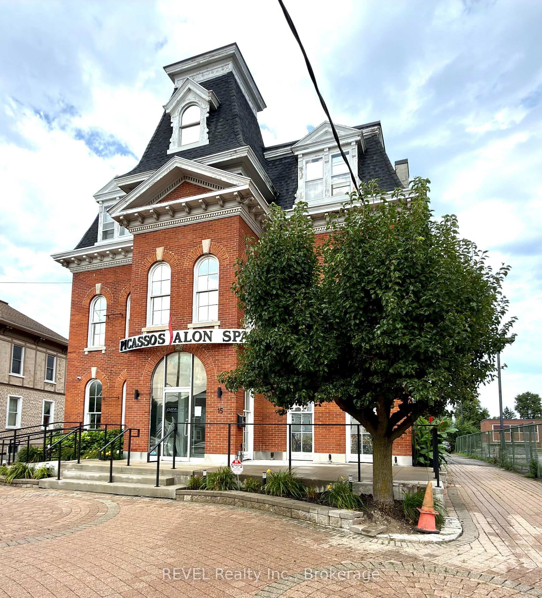 15 Welland Avenue