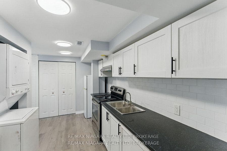 290 Scholfield Avenue Unit Lower
