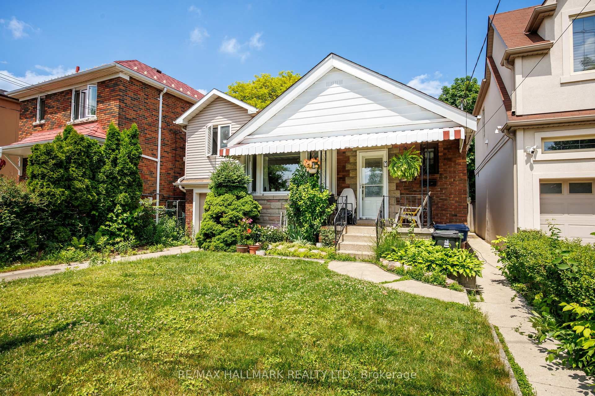 8 Davies Crescent