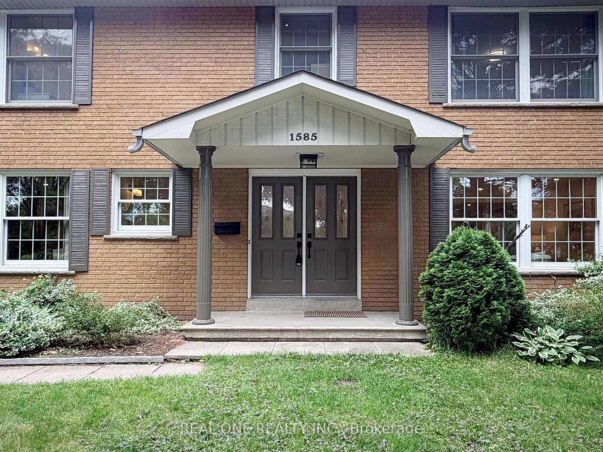 1585 Crombie Road