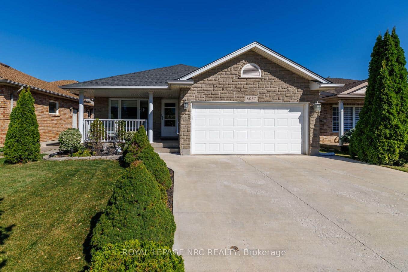 WOW! 1,490 sq.ft. Backsplit w/ 4 finished levels!