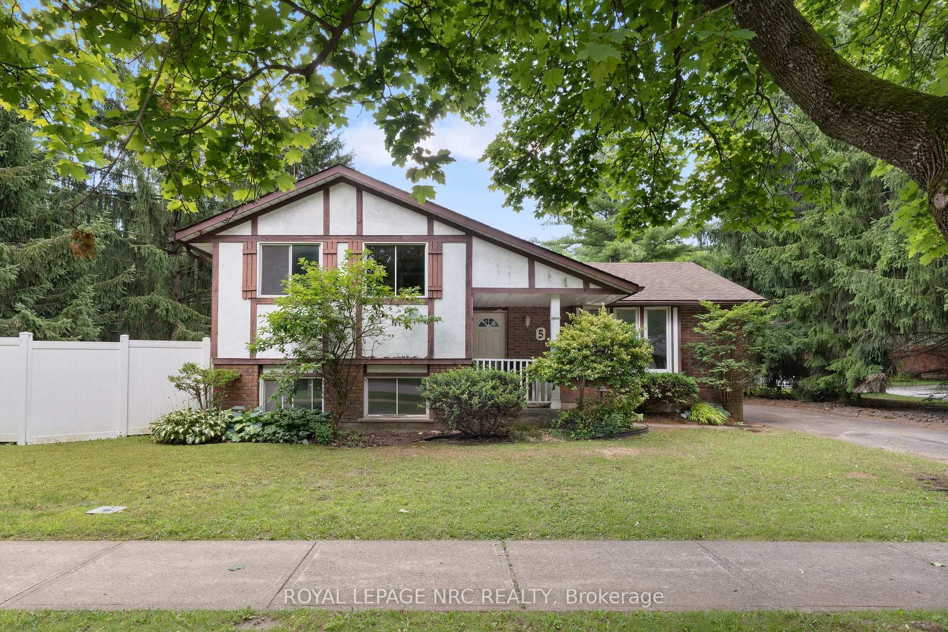 5 Fallingbrook Drive