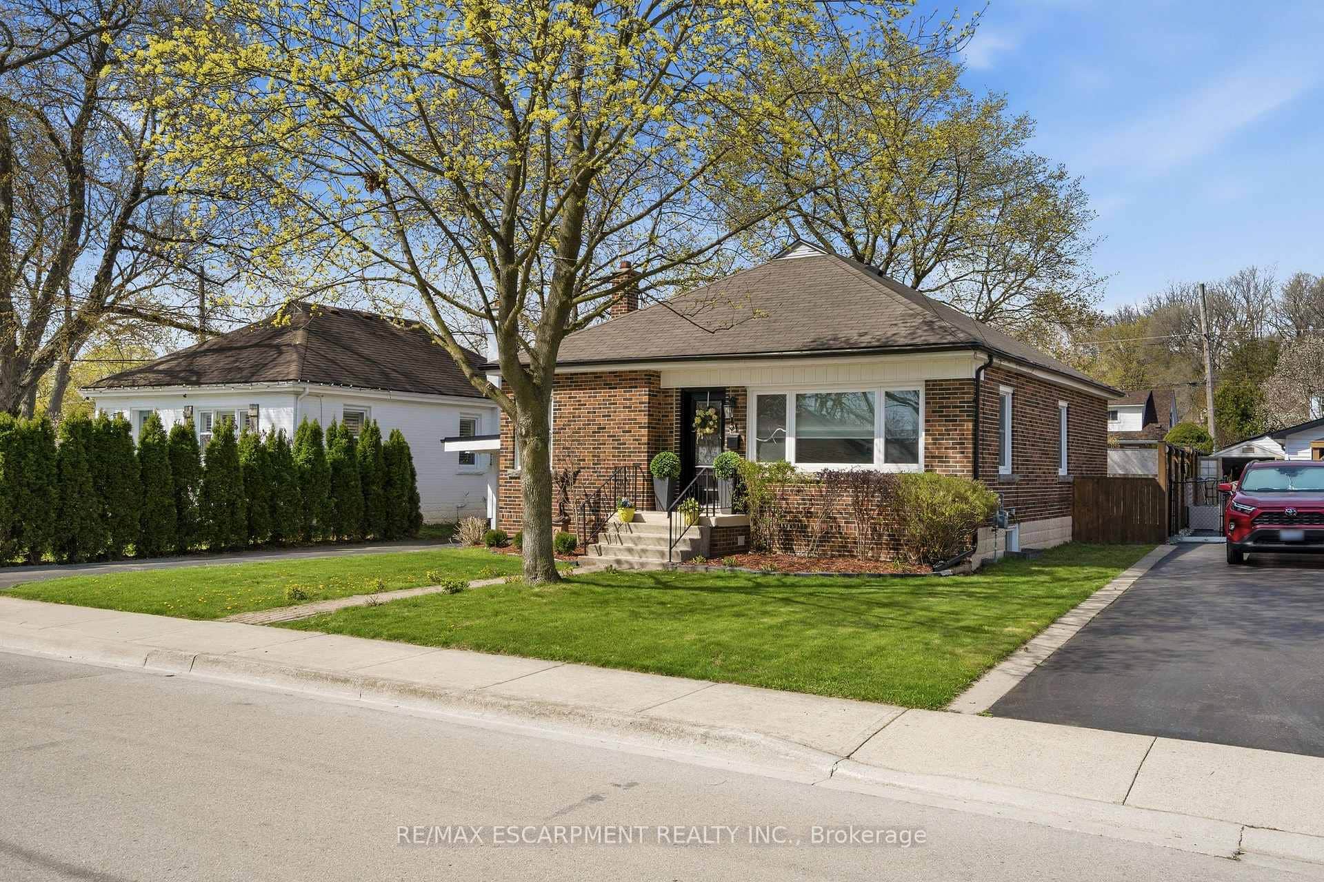 31 CAMERON Avenue