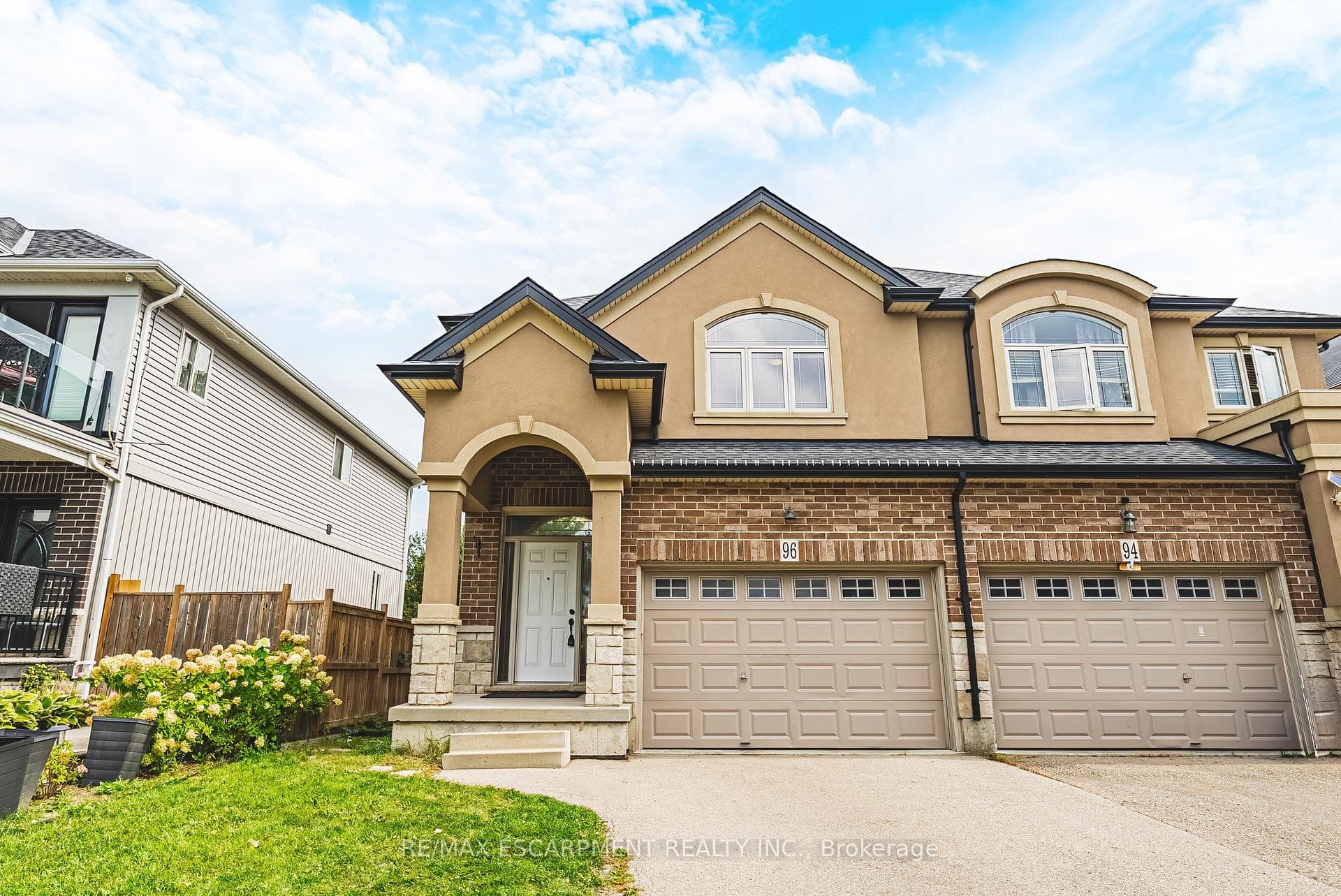 96 Springvalley Crescent