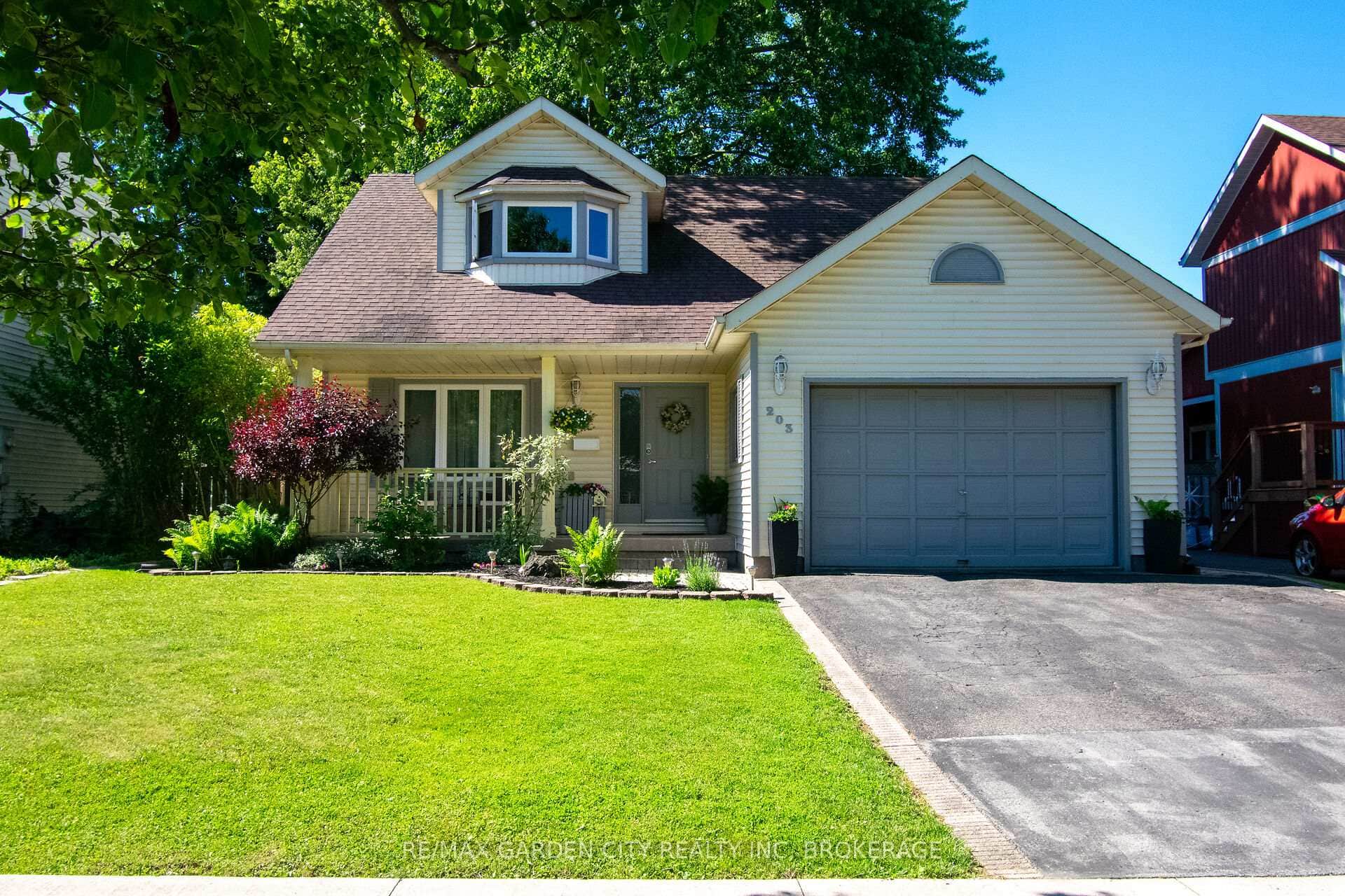 203 LEASIDE Drive