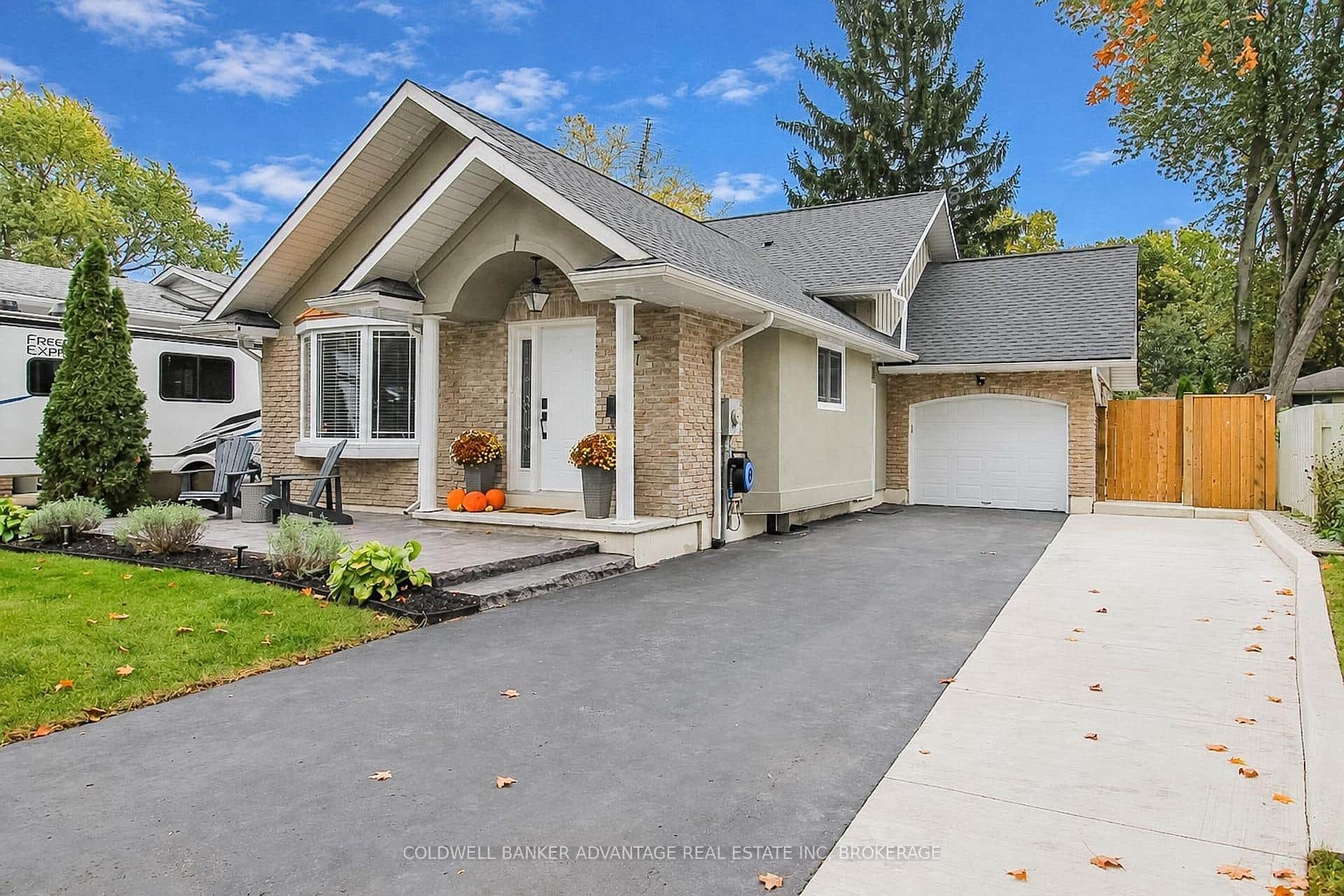 11 FALLINGBROOK Drive